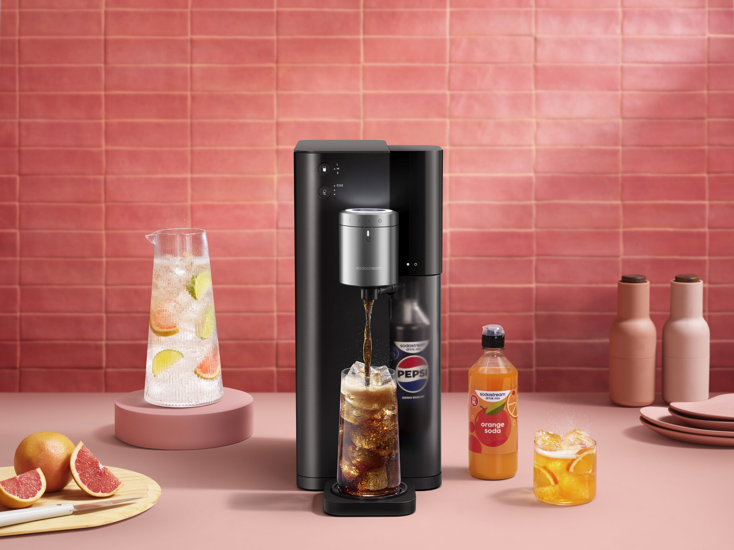 ZuhauseWohnen - 1 x Wassersprudler „Ultimate Multi-DrinkTM“ von Sodastream + zehn verschiedener „drink mixes“ im Gesamtwert von ca. 255 €