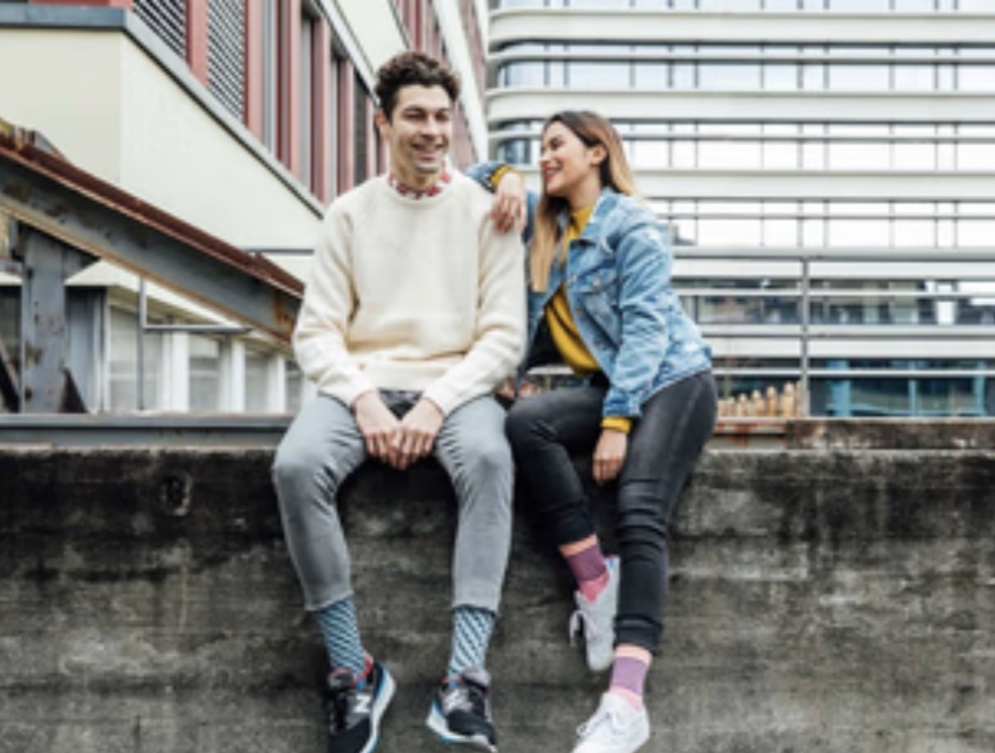 aeroTelegraph - Ein Paket mit bunten Socken von Dilly Socks