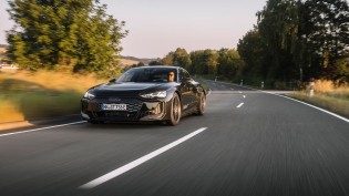 AUDI - 1. Preis: Audi driving experience Winter basic training in Saalbach oder Seefeld im Wert von 720 € 2./3. Preis: Audi Isolierbecher Edelstahl 4./5. Preis: LEGO® Speed Champions Audi Revolut F1® Team R26 Rennwagen