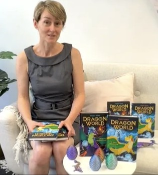 dtv - 3 Pakete mit allen 3 Bänden, einem Drachen-Ei und einem Flugdrachen zum Selbstbasteln. Die ersten beiden Bände sind signiert – von Meredith Badger, Teil des Autorinnen-Duos Maddy Mara