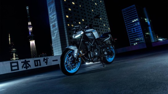 ERGO - Eine Yamaha MT‑07 Y‑AMT, 5 × YAMAHA Paddock Blue Team Jacket plus Beanie,