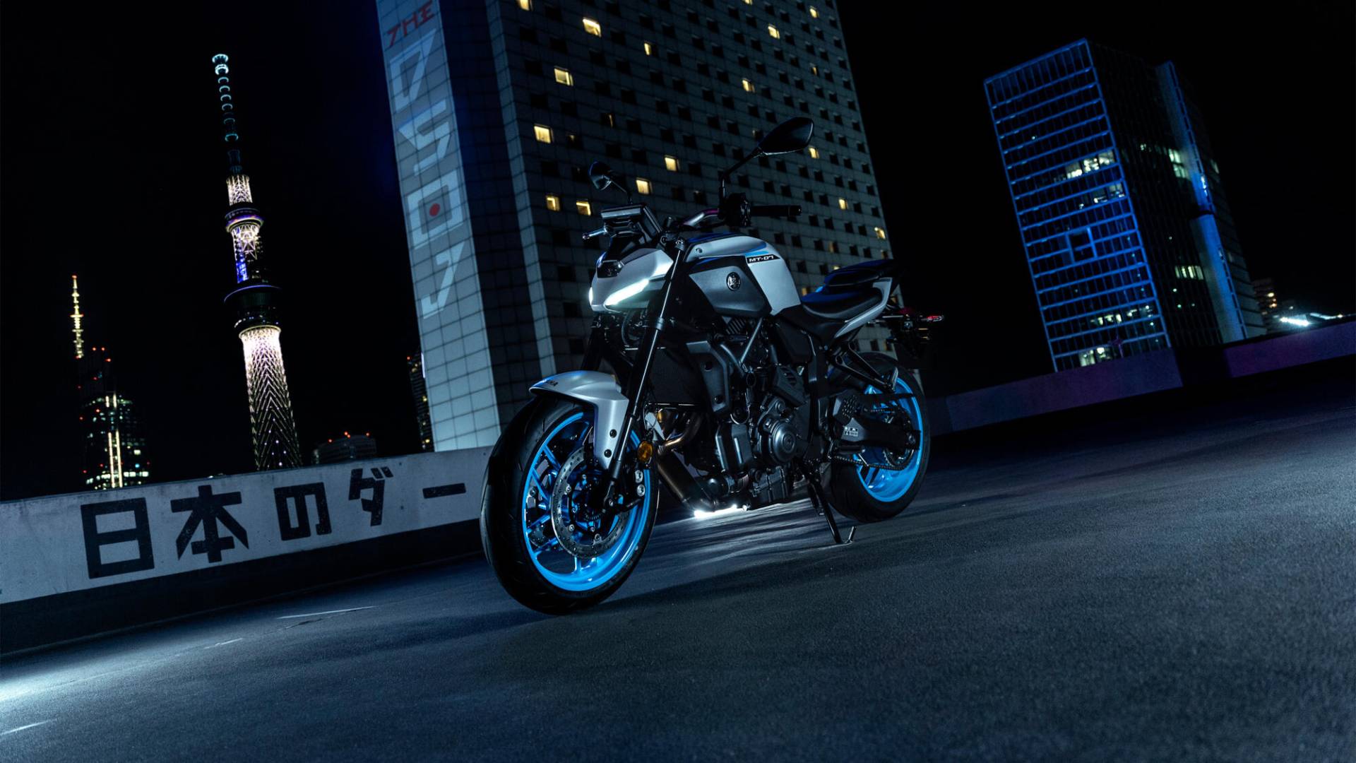 ERGO - Eine Yamaha MT‑07 Y‑AMT, 5 × YAMAHA Paddock Blue Team Jacket plus Beanie,