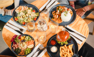 Flughafen München - 2 x eine Surfsession in der Beginnerzone im Wert von jeweils 95 Euro in der O₂ SURFTOWN MUC in Hallbergmoos + einen Restaurantgutschein für das Lookout im Wert von 40 Euro