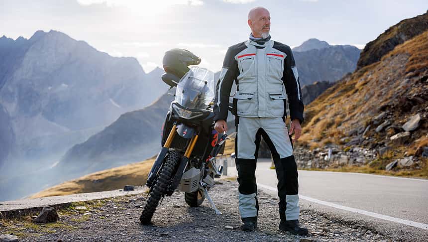 Motorrad Online - Held Carese 3 Adventure Kombination aus Jacke und Hose