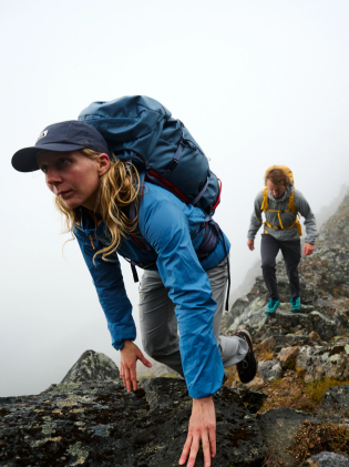 Mountain Equipment - Softshell-Jacke Aerofoil sowie 2 Paar Bridgedale-Socken