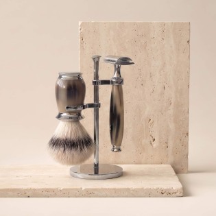 Mühle Shaving - einzigartiges Rasierset (Pinsel und Rasierer) der Designserie PURIST mit Griffen aus edlem, poliertem Büffelhorn. Es handelt sich um ein exklusives Einzelstück, das nicht käuflich erworben werden kann
