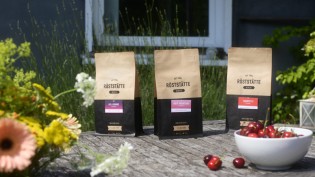 Röststätte Berlin - 2x1 Brühset für leckeren Filterkaffee bestehend aus einer AeroPress, einem Filterkaffee und Emaille-Tasse