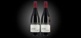 VINUM - 2 Flaschen Pinot Noir 2024 – exklusiv signiert von der ­Winzerlegende Thomas Studach