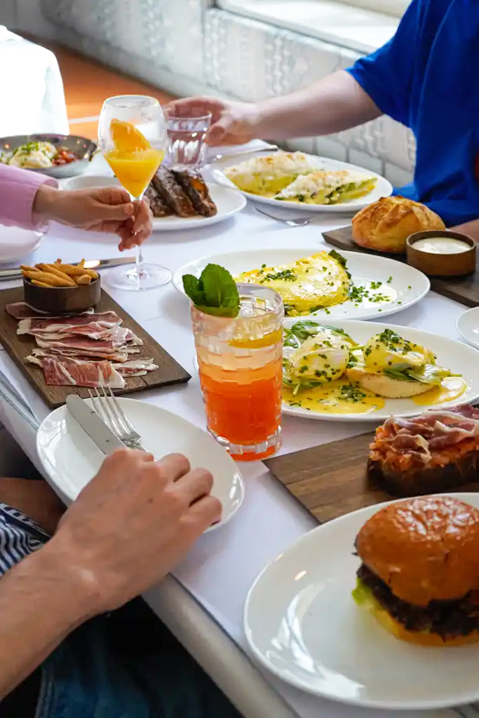 InMünchen - Teilnahme an Rundgang im Rahmen des Gallery Weekend der Open Art Munich für zwei Personen, am 17.10. mit anschließendem All Day-Brunch für 2 Personen im neuen Preysinggarten