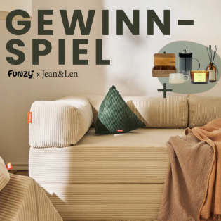 Jean & Len - Ein Family Sofa 2-Sitzer von Funzy in Deiner Wunschfarbe, Raumduft Bergamot/Cedarwood, Duftkerze Bergamot/Cedarwood, eine French Press und eine Keramiktasse Eine Teebox