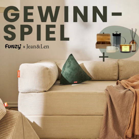 Jean & Len - Ein Family Sofa 2-Sitzer von Funzy in Deiner Wunschfarbe, Raumduft Bergamot/Cedarwood, Duftkerze Bergamot/Cedarwood, eine French Press und eine Keramiktasse Eine Teebox