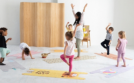 Kinder stark machen - Ein Set aus sechs Kinder-Yogamatten mit Tiermotiven und einer Erwachsenen-Yogamatte