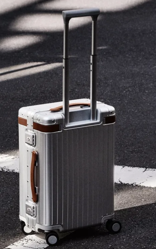 Robb Report - 2x Carl Friedrik Aluminium-Kabinenkoffern im Wert von jeweils 845 EUR in eurer Wunschfarbe