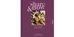 Rosenheimer Schaufenster - Ein Exemplar des Buches „Share & Glow“ – gemeinsam kochen – gesund geniessen – von Angela Lanz und Estefania Heidemanns