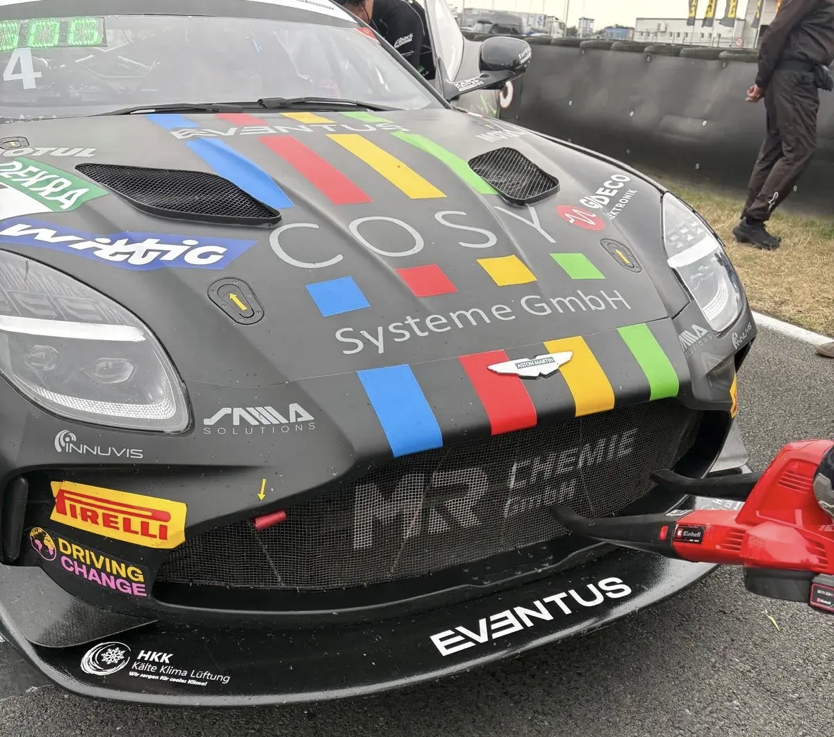 Samd Solutions - 1x zwei VIP-Tickets für ein DTM-Rennen Ihrer Wahl innerhalb der DTM-Saison 2027.  1x Team-Jacke (Softshell)  1x Team-Hoodie