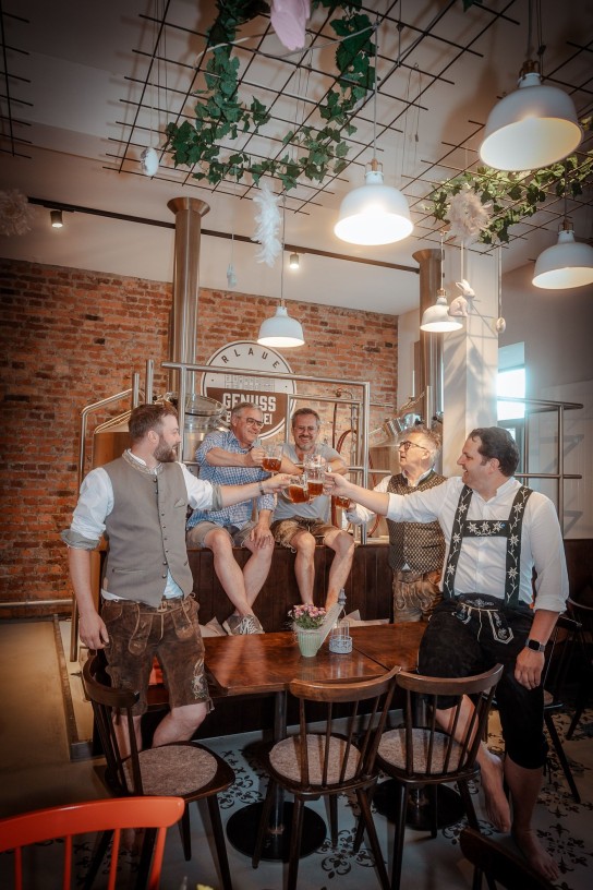 schwaebische - 5 x 2 Genusspakete. Konkret: Freier Eintritt in die Allgäuer Genussmanufaktur. Ein Six-Pack Allgäuer Genussbier. Ein 250 Gramm Genusskaffee von der Kaffeerösterei. Ein Einkehrgutschein über 10 Euro im Dorfcafé.