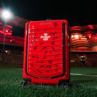 VfB Stuttgart 1893 - einen Porsche Design Koffer mit den Unterschriften der Profis des VfB