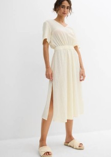 Kleid mit beidseitigen Schlitzen